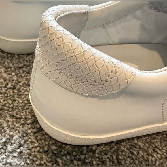 Banana Republic White Leather Sneakers with Snakeskin Detail Size 6.6 - Picture 5 of 10